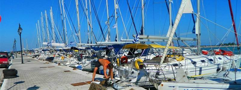 Ένα ακόμα έργο Μηχανοργάνωσης Λιμενικού Ταμείου ολοκληρώθηκε από την Αmicro Πληροφορική.  Μετά το Λιμενικό Ταμείο Κεφαλονιάς έγινε εγκατάσταση και στο Λιμενικό Ταμείο Λευκάδας. Συγκεκριμένα πρόκειται για Σύστημα Ελλιμενισμού και Καταγραφής σκαφών από φορητές συσκευές (Tablet με σύνδεση 3G) με διατήρηση βάσης δεδομένων στοιχείων και τιμολόγησης. Το σύστημα επικοινωνεί σε πραγματικό χρόνο, μέσω διαδικτύου με την κεντρική βάση δεδομένων και ελέγχει την ταυτότητα του σκάφους ή επιτρέπει την καταχώρηση του, υπολογίζοντας ταυτόχρονα το κόστος (σύμφωνα με το χρονικό διάστημα και τα τεχνικά χαρακτηριστικά του σκάφους) και εκδίδει επί τόπου απόδειξη.  Υποστηρίζονται διαφορετικά επίπεδα ελέγχου πρόσβασης για τους ρόλους χρήστη του συστήματος. Ο διαχειριστής (με το υπερσύνολο των δικαιωμάτων σε επίπεδο ελέγχου) έχει πλήρη εικόνα για τα σκάφη στο σύνολο των λιμανιών που ελέγχονται και έχει πρόσβαση σε στατιστικά συγκριτικά στοιχεία που περιγράφουν με ακρίβεια την κίνηση τους. Οι υπάλληλοι που επισκέπτονται τα σκάφη, έχουν πρόσβαση στις κινήσεις δικαιοδοσίας τους, και εκδίδουν απόδειξη από φορητούς bluetooth θερμικούς εκτυπωτές.  Επίσης δημιουργήθηκε export για ενημέρωση Προγράμματος εσόδων εξόδων του Λιμενικού Ταμείου.